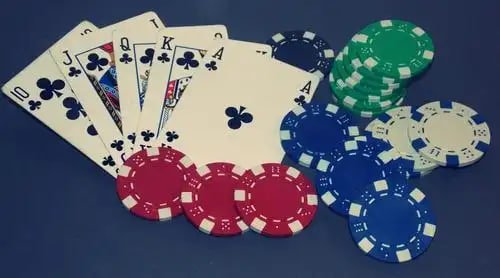 Người dùng thực hiện rút tiền VND từ f8bet2a về ngân hàng qua điện thoại